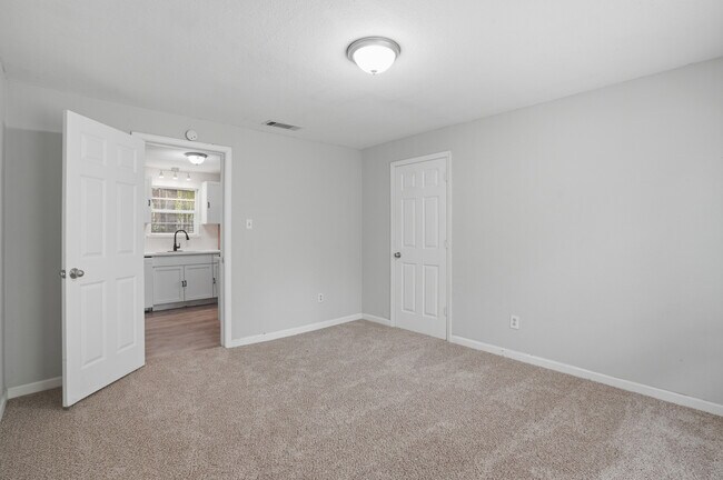 Building Photo - 505 E Heron St