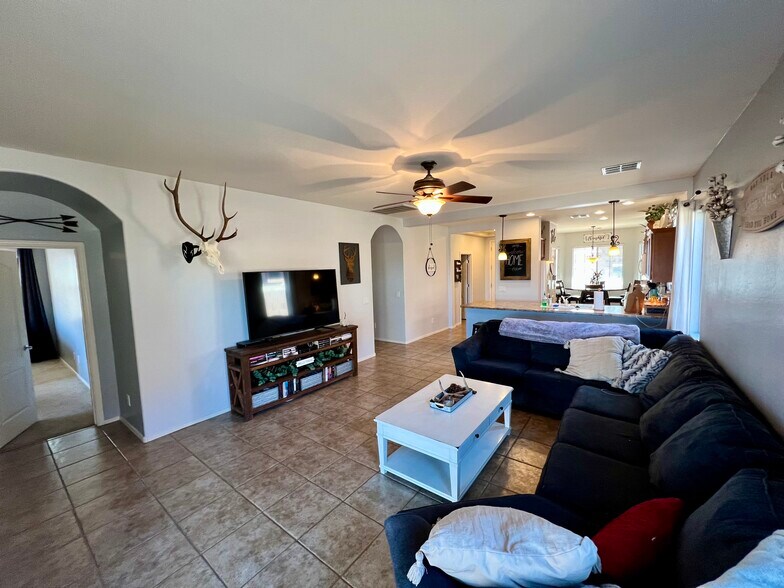 Building Photo - 4210 E Alamo St