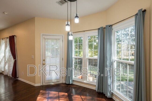 Building Photo - 2433 Gablewood Dr NE
