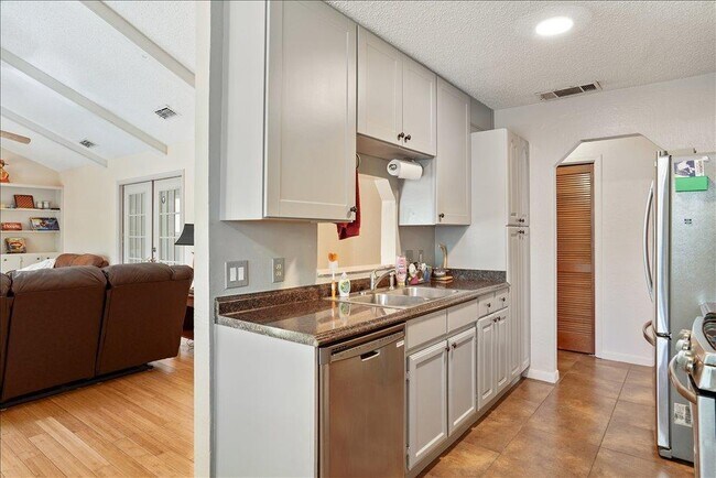Building Photo - 4611 Cedargrove Dr