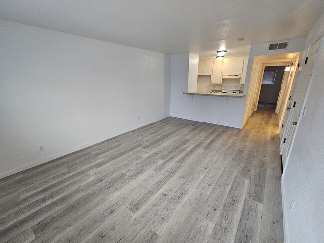 Building Photo - Downstairs 1 Bedroom 1 Bath Apartment in Orland!