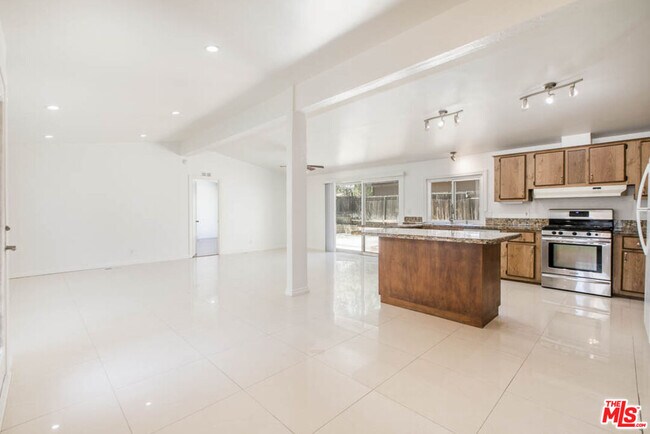 Building Photo - 27584 Onyx Ln