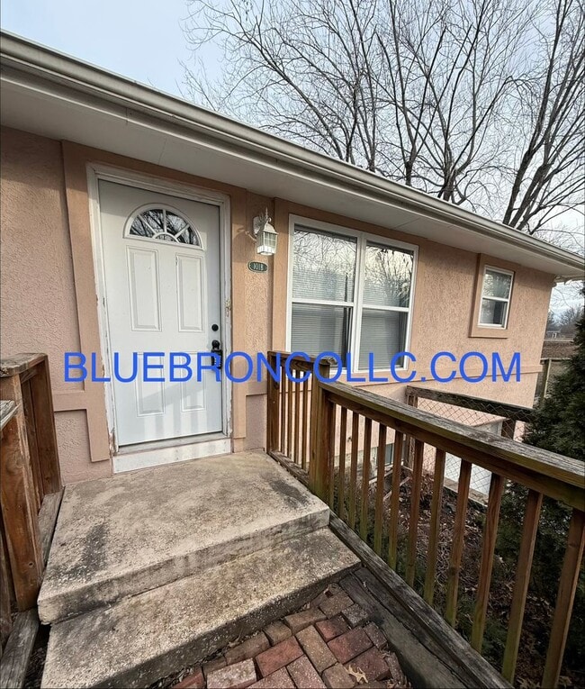 Building Photo - Beautiful unit with three bathrooms close to downtown Lee's Summit