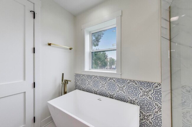 Building Photo - 6363 S Ellis Ave