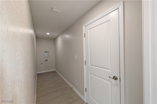 Building Photo - 707 Kismet Pkwy E