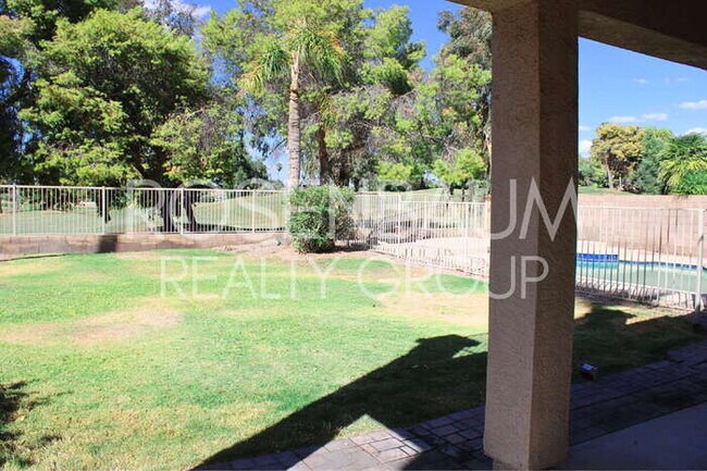 Building Photo - Gorgeous 5-bedrooms, 3-baths home in Super...