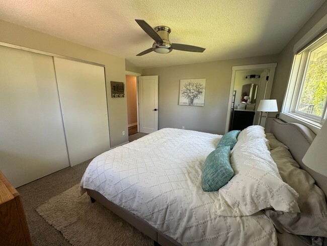 Building Photo - Luxury Furnished Rental in Milwaukie