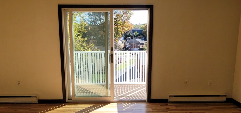 Patio door leading to upper deck - 237 Ingram Ave