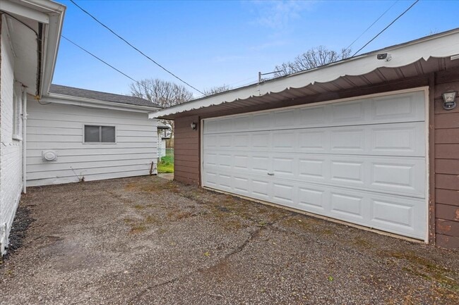 Building Photo - 877 163rd St