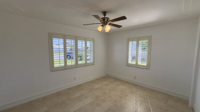 Building Photo - Lakefront 2BR Home in 55+ Leisureville Community