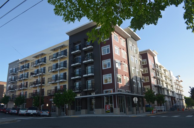 Building Photo - 200 E Maple St