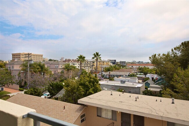 Building Photo - Beautiful 2-Bedroom Townhome in Hillcrest with Private Balconies & Attached Garage