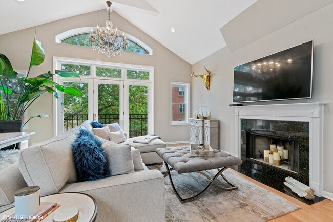 Building Photo - 840 N Wood St