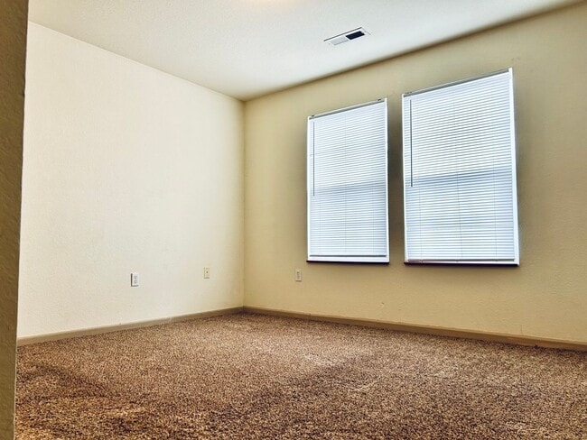 Building Photo - 913 Westridge Dr