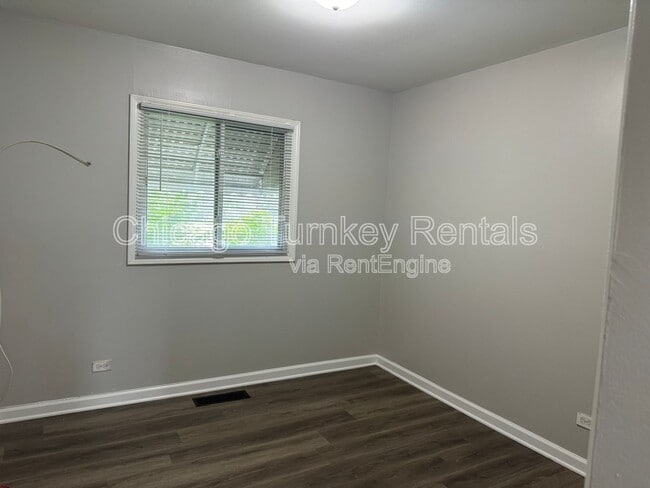 Building Photo - 15444 Albany Ave