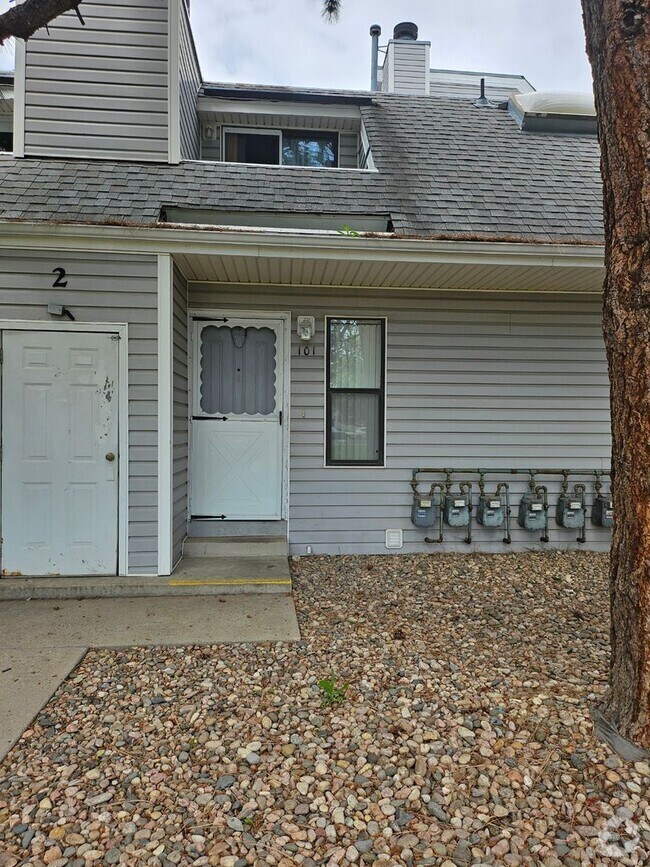 Building Photo - AVAILABLE NOW! Ground floor condo, feels l...