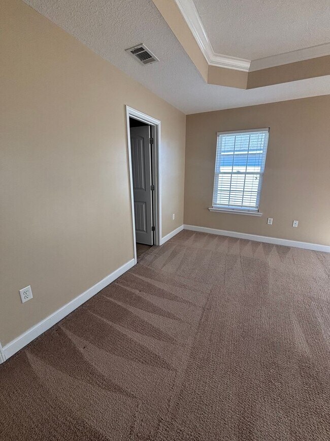 Building Photo - AVAILABLE NOW!