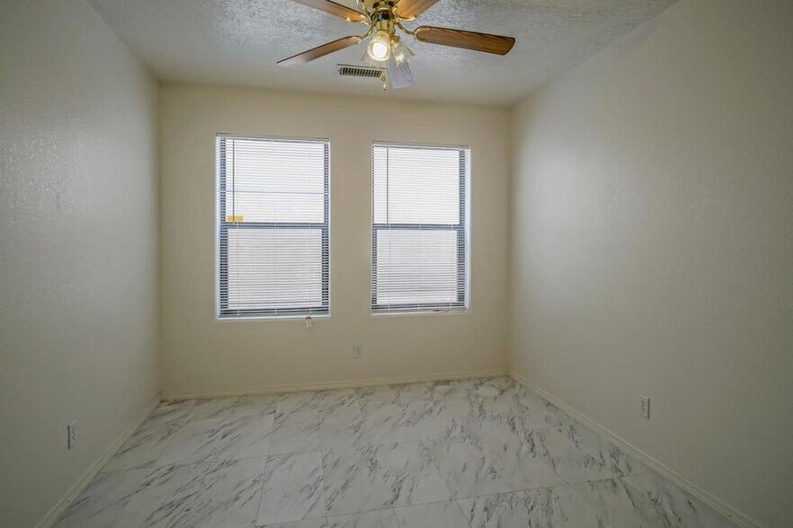 Building Photo - 609 Avenida Montoya NE