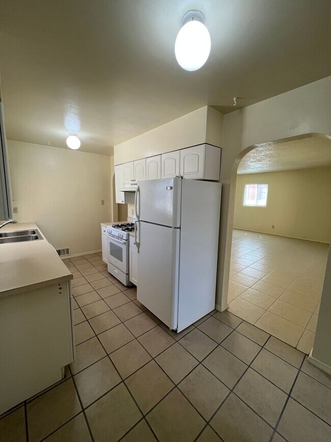 Building Photo - Nice 3 bedroom 1 3/4 Bath 2 Car Garage with large front and back yard!