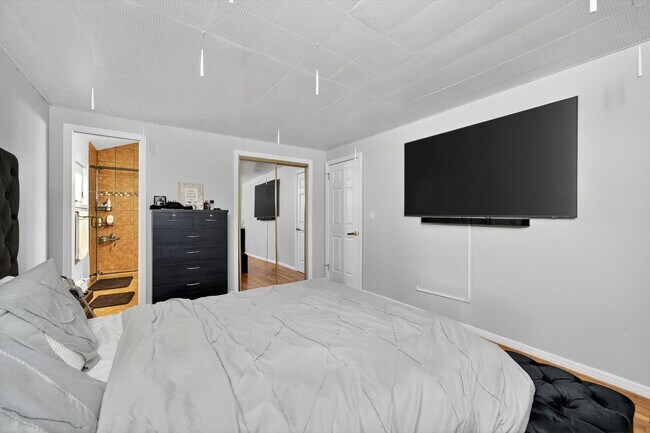 Building Photo - Spacious 4 BR/2BA home corner-lot in Warwi...