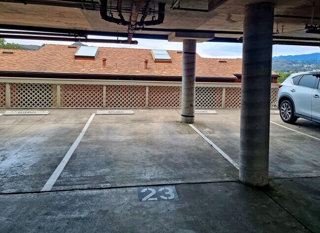 Building Photo - One bedroom top floor corner unit condo with gorgeous view for rent!