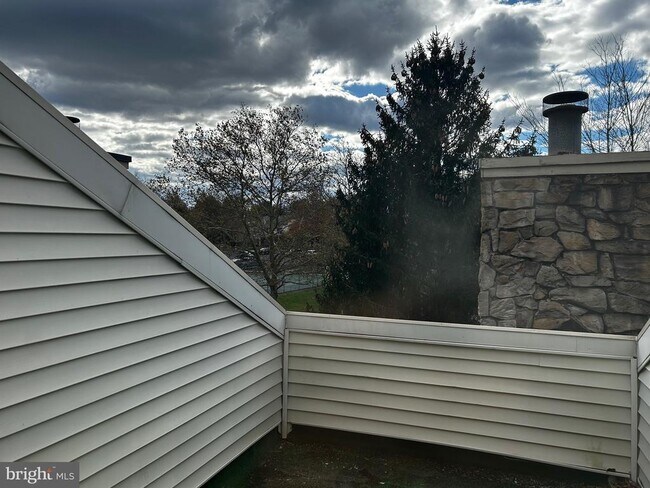 Building Photo - 1410 Stratford Ct