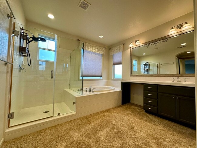 Building Photo - Large 4 Bedroom House in Hiddenbrook Commu...