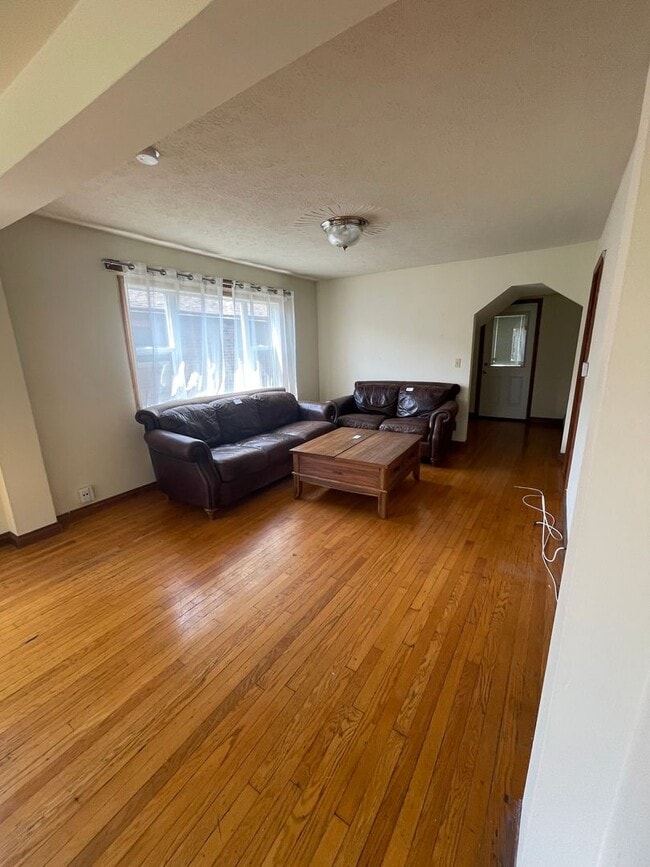 Building Photo - 4 bedroom 1 1/2 bath single family house with yard.