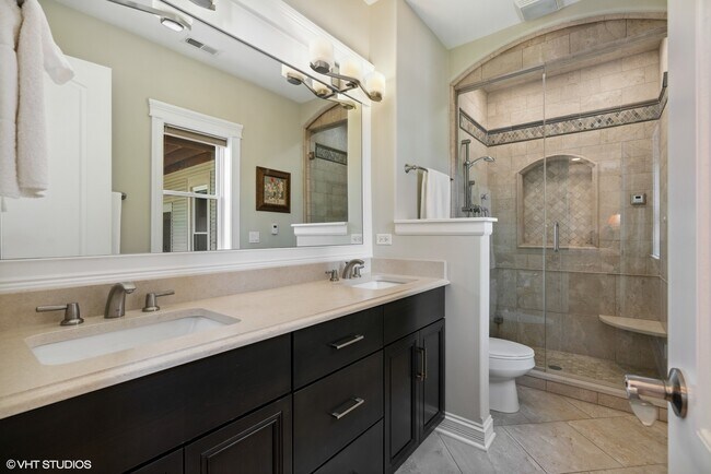 Building Photo - 1022 W Diversey Pkwy