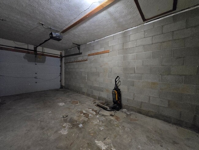 Building Photo - 3 Bedroom, 2.5 Bath Townhouse in Beavercreek!