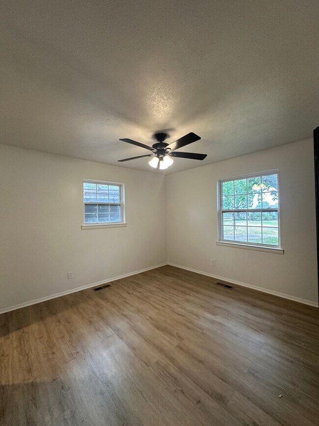 Building Photo - 6 Raleigh Cir