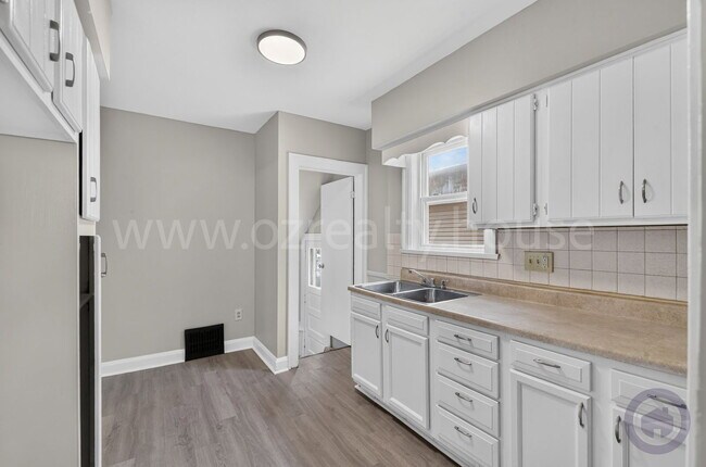 Building Photo - 2034 Berkshire Pl