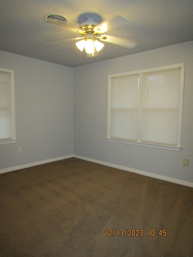 Building Photo - Close to shopping, Comanche hospital and Cameron University