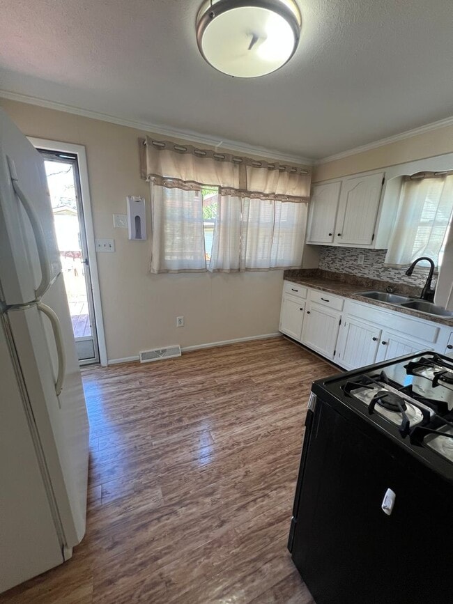 Building Photo - Coming Soon! Northend Spacious 3 bedroom 1...