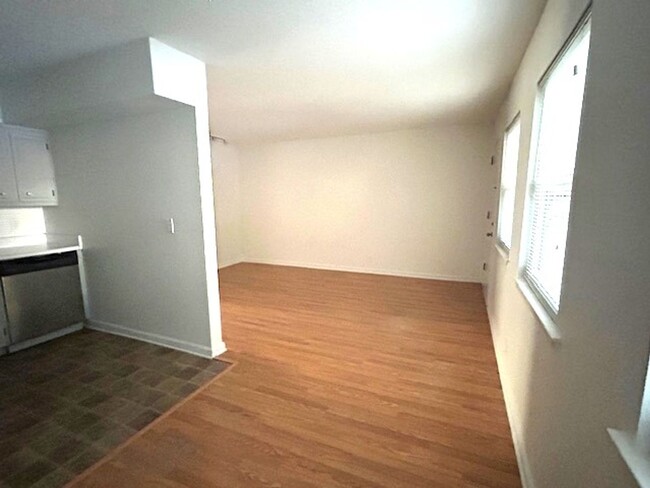 Building Photo - Nice 1 Bedroom, 1 Bath, one-level condo cl...