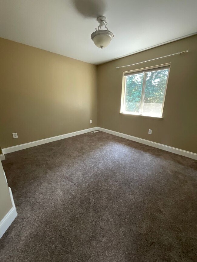 Building Photo - Beautiful 3 BR/2.5 BA Home with Bonus Room