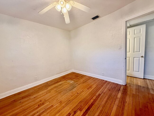 Building Photo - Euclid/Woodlawn Roommate Dream 4/3 home