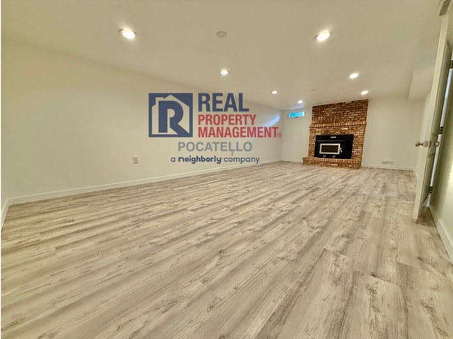 Building Photo - 3 bed 2 bath house - 1 car garage - PET FRIENDLY