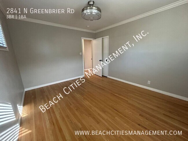 Building Photo - 2841 N Greenbrier Rd