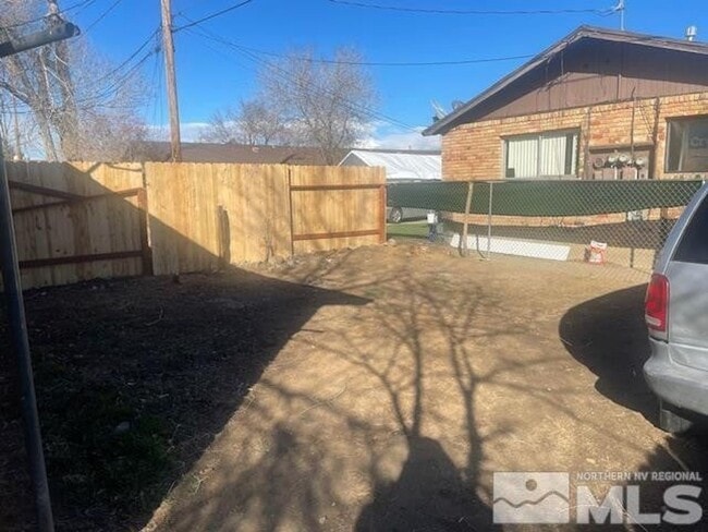 Building Photo - Clean 2 bedroom Duplex Near UNR