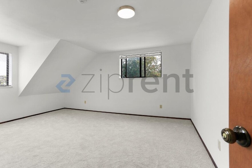 Building Photo - Unit