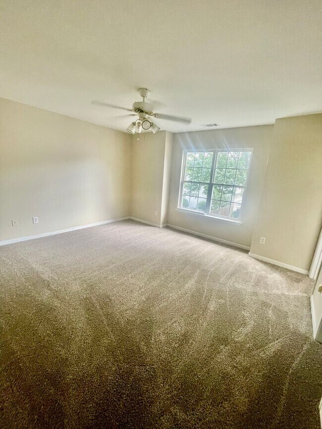 Building Photo - MallardCreek6713 is a spacious 4-bedroom, 2.5-bath home in Charlotte, NC