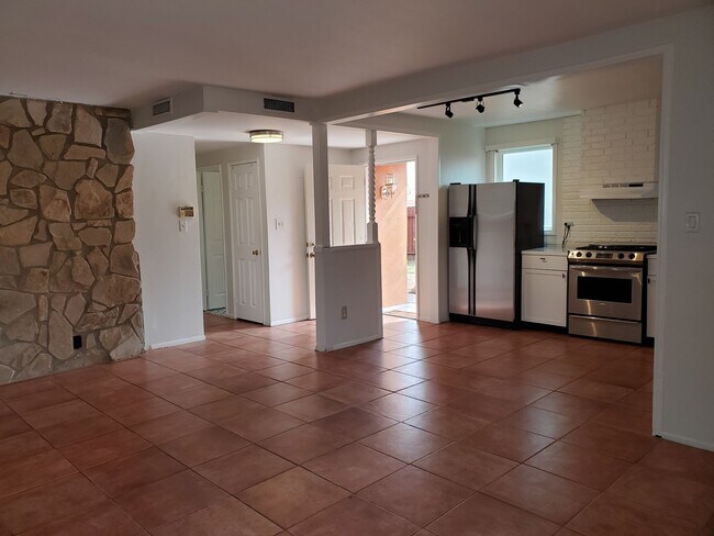 Building Photo - 3 bed/3 bath + LARGE BONUS ROOM and YARD for Assisted Living/Sober Living/Detox/Rehab Facility.