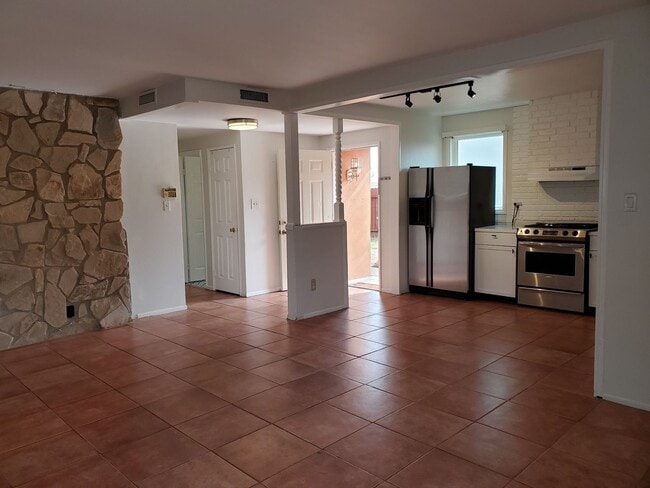 Building Photo - PRIVATE 3 bed/3 bath HOME + LARGE BONUS ROOM. NO OTHER UNITS ON PROPERTY.