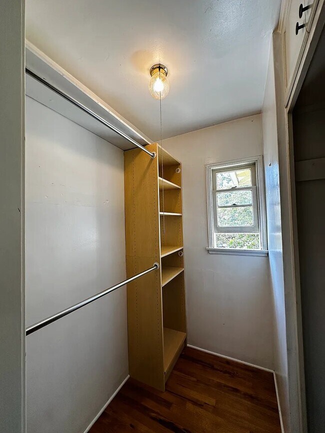 Building Photo - 507 E Maple St