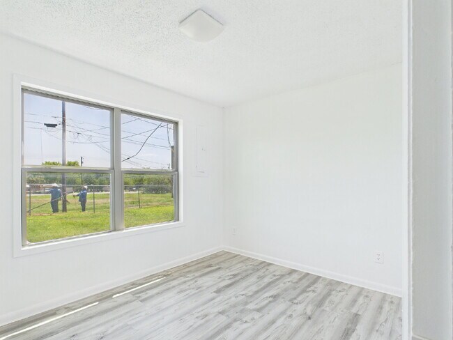 Building Photo - Lower Level 2/1