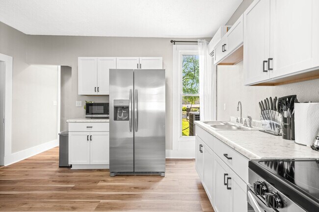 Building Photo - 639 Maple St