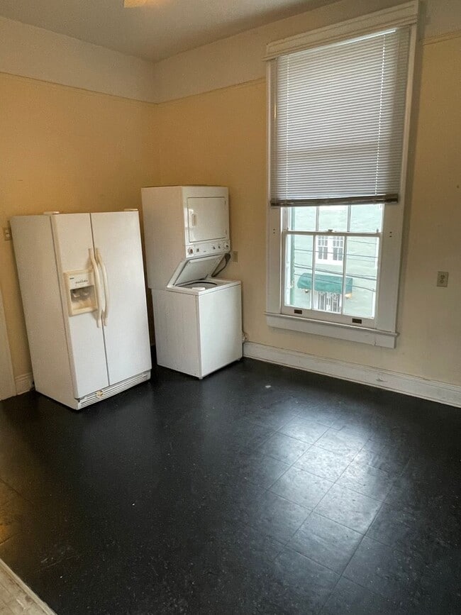 Building Photo - Spacious 2BD/1BA Uptown