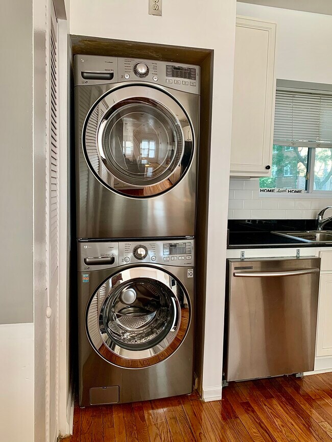 In unit W/D and dishwasher - 6501 N Greenview Ave
