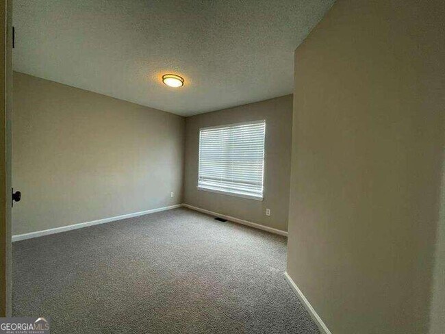Building Photo - 2200 Burdett Ridge Dr